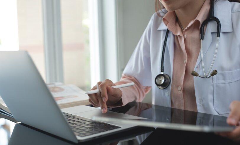 Telemedicine, Missouri healthcare, doctor with laptop, licensing, ARPNs, Cicero Institute